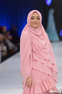 Parade Gaya Syar'i Hijab Selebriti, Istri Cantik Buat Hati Tenang