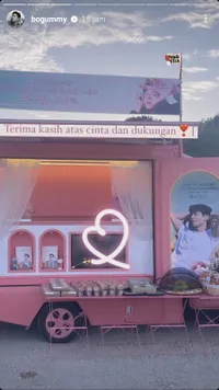 Park Bo Gum Tumpengan di Lokasi Syuting, Bahagia Dapat Kiriman Food Truck Nasi Kuning - Jajanan Lokal dari Fans Indonesia