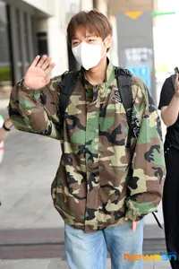 Park Ji Hoon Berangkat ke Jepang, Ganteng Pakai Jaket Loreng Tentara