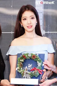 Park Shin Hye Cantik di Event Swarovski, Berkilau Pakai Kristal
