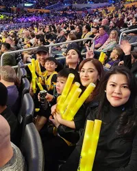 Parkirnya Bareng Para Pemain NBA, 8 Potret Sandra Dewi Nonton Basket Dengan Fasilitas VVIP