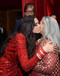 Party Resepsi Pernikahan di Mumbai, Deepika Gokil Pakai Sneakers