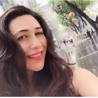 Pasca Cerai, Karisma Kapoor Makin Doyan Selfie!