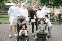 Pasca Dituding Pura-Pura Bahagia, Ini 8 Potret Citra Kirana dan Rezky Aditya Jalan-Jalan ke Kebun Binatang bersama si Kecil - Mumpung Lagi Libur Syuting