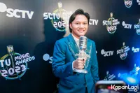 Pasca Tunangan dengan Mahalini, Potret Rizky Febian Raih Penghargaan Penyanyi Solo Pria Paling Ngetop di SCTV Award 2023 - Sempat Tak Percaya Diri