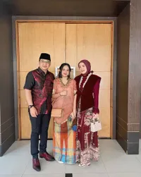 Pasha Ungu Kondangan ke Palu Bareng Istri, Pesona Anak Gadisnya Curi Perhatian