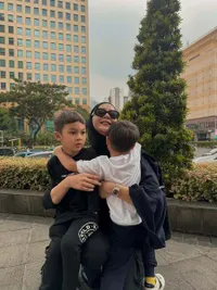 Paula Verhoeven Momong Anak, Bahagia Habiskan Waktu Bareng Dua Jagoannya