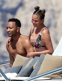 Peluk - Ciuman Mesra, John Legend & Chrissy Teigen Bikin Baper!