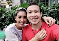 Peluk Cium Tyas Mirasih - Pacarnya di Luar Negeri, Bak Honeymoon!