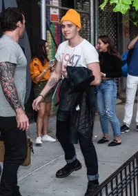 Peluk Fans, Ramahnya Brooklyn Beckham di Acara Meet and Greet