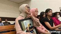 Peluk Foto Dante di Ruang Sidang, 9 Potret Ibunda Tamara Tyasmara Menangis Saat Dengarkan Keterangan Saksi di Depan Majelis Hakim