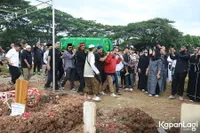 Pemakaman Aktor Gary Iskak, Keluarga Tak Kuasa Menahan Tangis