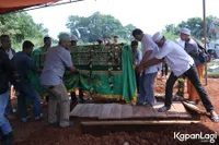 Pemakaman Jacky Zimah, Mantan Suami Rita Sugiarto Penuh Keharuan