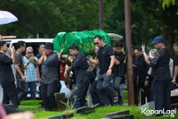 Pemakaman Lucky Widja Vokalis Element, Diiringi Tangis Keluarga