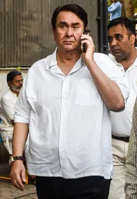 Pemakaman Vinod Khanna, Dihadiri Ratusan Orang dan Banyak Seleb