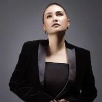 Pemotretan Feby Febiola, Elegan Serba Hitam dan Rambut Mulai Tumbuh