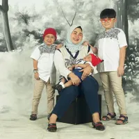Pemotretan Keluarga Daus Mini Bersama Istri dan Dua Anaknya, Kompak Pakai Baju Matching Pamer Senyum Kebahagiaan