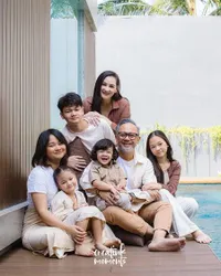 Pemotretan Keluarga Mona Ratuliu yang Kompak Banget, Balint Keponakan Juga Ikut Dianggap Seperti Anak