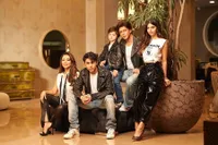 Pemotretan Keluarga Shahrukh Khan yang Good Looking Semua, Aryan Disebut Fotokopi Sang Ayah - AbRam Ganteng Banget