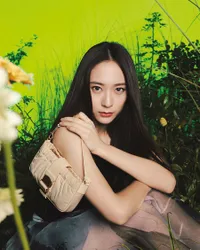 Pemotretan Krystal Jung Jadi Brand Ambassador Global Pertama 'CHARLES & KEITH', Ice Princess Cantik di Taman Bunga!