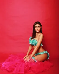 Pemotretan Millendaru Berbikini Bunga-Bunga, Hot dan Sensual!