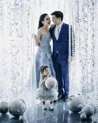 Pemotretan Natal Keluarga Glenn - Chelsea, Nastusha Ikut Berpose