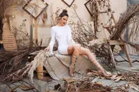 Pemotretan Nia Ramadhani, Cantik Berkelas Dengan Nuansa Putih