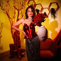 Pemotretan Terbaru Cinta Laura, Hot Abis dan Tampil Berani dengan Breastplate Merah