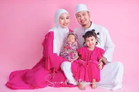 Pemotretan Terbaru Keluarga Kartika Putri Bareng Suami dan Dua Anaknya, Pamer Keharmonisan dengan Tema Serba Warna Pink