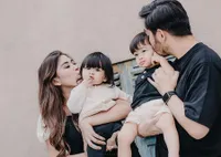 Pemotretan Terbaru Keluarga Syahnaz Sadiqah dan Jeje Govinda, Bareng Si Kembar yang Tumbuh Besar Makin Menggemaskan!