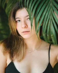 Pemotretan Terbaru Shalom Razade di Bali, Pamer Wajah Asli Tanpa Makeup Hingga Body Goals