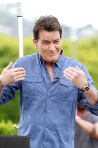 Penampakan Rumah Mewah Charlie Sheen Yang Dijual Demi Uang Suap