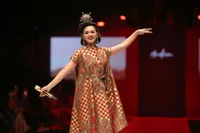 Penampilan Andien Menyanyi di Jakarta Fashion Week 2019, Memukau!