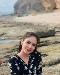Penampilan Cantik Steffi Zamora Nikmati Indahnya Pantai di Lombok
