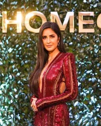 Penampilan Hot Katrina Kaif di IIFA 2019, Pamer Cleavage dan Punggung Memesona