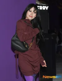 Penampilan 'Jalanan' Selebritis dari Jun Ji Hyun, Wonwoo SEVENTEEN Hingga Bright Vachirawit di Event Burberry Seoul