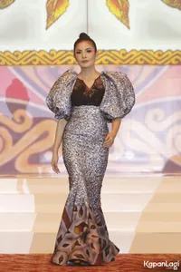 Penampilan Kece Nindy Jadi Model Catwalk di 'Pesona Papua Barat'