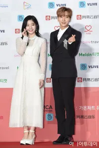 Penampilan Para Idola di Red Carpet 7th GAON Chart Music Awards