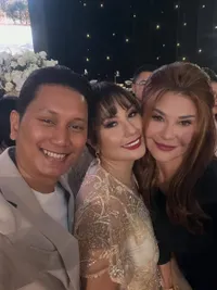 Penampilan Tamara Bleszynski di Pernikahan Teuku Rassya, Anggun