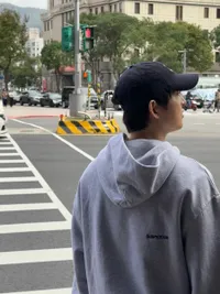 Penampilan Terbaru Song Joong Ki, Gaya Casual di Taipe