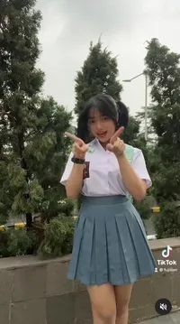 Penampilannya Dicibir, 8 Potret Fuji Kenakan Seragam SMA di Pesta ulang Tahun Ussy Sulistiawaty - Disebut Kependekan
