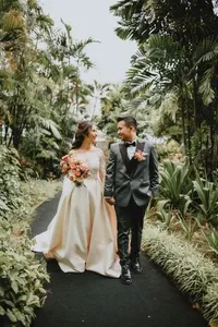 Penampilannya Jadi Sorotan, 10 Potret Cantik Clarine Clay Istri Joshua Suherman di Pernikahannya - Pesonanya Bak Boneka Hidup 