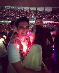 Pengantin Baru, Acha Septriasa - Vicky Kencan Nonton Coldplay