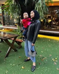 Penuh Bahagia dan Harmonis, Ini 8 Potret Terbaru Zaskia Sungkar yang Selalu Cantik dan Kece Momong Baby Ukkasya Sampai Kembaran Baju