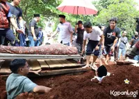 Penuh Haru, 10 Potret Pemakaman Ibunda Ibnu Jamil - Sebut Almarhumah Wafat Akibat Diabetes