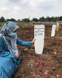 Penuh Haru, Potret Ikke Nurjanah di Momen 7 Hari Kepergian Almarhum Ayah - Nyekar Hingga Santuni Anak Yatim