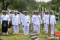 Penuh Haru! Tangis Marini Zumarnis Pecah di Pemakaman Sang Ayah