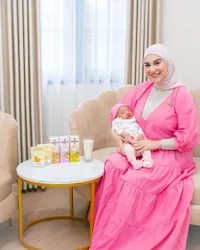 Penuh Kasih Sayang, Simak Deretan Potret Irish Bella Saat Tengah Mengasuh Putri Bungsunya