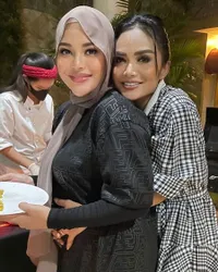 Penuh Kebahagiaan, Potret Krisdayanti dan Aurel Makan Bareng Keluarga - Kekompakan Atta & Raul Lemos Jadi Sorotan