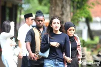 Penuh Kesedihan, Ini 10 Potret Tamara Tyasmara Rayakan Ulang Tahun Mendiang Putranya di Makam - Dihadiri Teman Dante